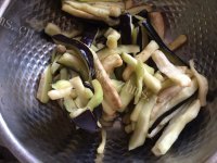 可口的鱼香茄子做法图解2)