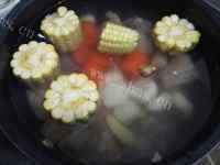 香喷喷的玉米排骨汤的做法图解三