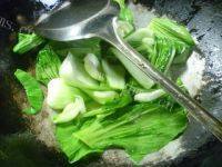 家常菜蘑菇炒青菜做法图解4)