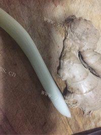 香飘十里的皮蛋瘦肉粥做法图解2)