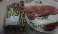 家常菜茶树菇烧五花肉做法图解1)