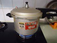 美味的鱼翅煲猪骨汤做法图解7)