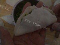 在家做的韭菜盒子做法图解7)