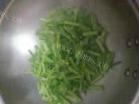 自己做的芹菜炒火腿做法图解4)
