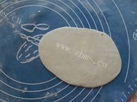诱人的韭菜盒子做法图解6)