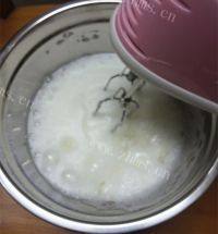 自制酸奶戚风蛋糕做法图解9)