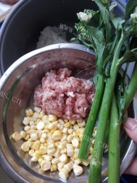 家常玉米肉末炒饭做法图解1)