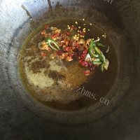 五味俱全的尖椒炒花生米做法图解4)