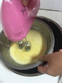 香甜微波炉版蜂蜜纸杯蛋糕做法图解3)