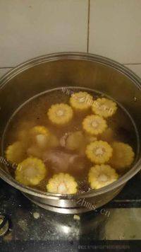 美味的土豆玉米炖排骨做法图解6)