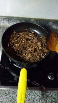 茶树菇炒肉丝做法图解3)
