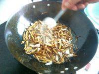 食欲满满的黄花菜炒肉丝做法图解8)