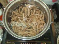 口感丰厚的笋干炒肉丝做法图解4)
