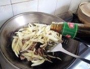 美味的茭白炒肉做法图解6)