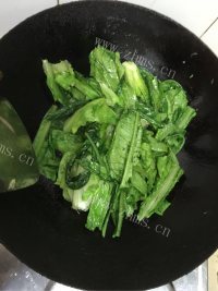 色香味俱全的清炒油麦菜做法图解3)