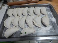 色泽鲜亮的韭菜鸡蛋水饺做法图解6)