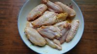 鲜嫩的烤盐焗鸡翅的做法图解二