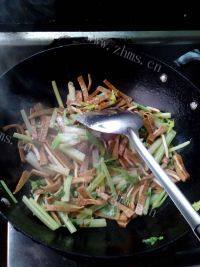 家常菜芹菜豆干做法图解7)