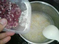 美味早餐玉米瘦肉粥做法图解8)