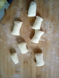 色香味浓的韭菜鸡蛋锅贴做法图解4)
