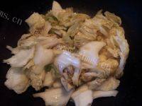 味道不错的白菜炖豆腐做法图解8)