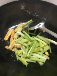 家庭版芹菜炒香干做法图解5)