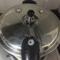 回味无穷的红萝卜玉米排骨汤做法图解5)