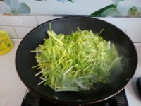 诱人的蒜苗炒鸡蛋做法图解7)
