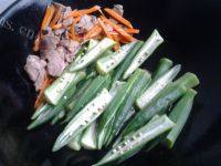 美味的秋葵炒肉片做法图解6)