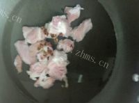 美味的海带排骨汤做法图解2)