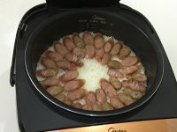 美味的香肠煲仔饭做法图解7)