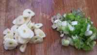 芳香四溢的荷兰豆炒腊肠做法图解3)