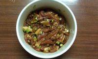 易做的白菜炒肉丝做法图解2)