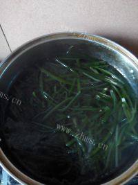 家常菜海带炒肉丝做法图解1)