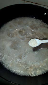 美味的平菇肉片汤做法图解13)
