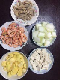 美味的明虾鸡爪煲做法图解6)