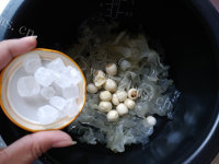 香喷喷的红枣银耳莲子羹做法图解5)