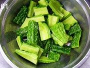 爱上苦瓜排骨汤做法图解1)