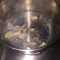 美味的玉米胡萝卜排骨汤做法图解7)