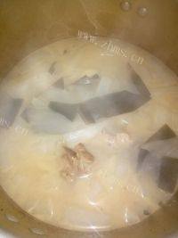 自制萝卜海带排骨汤做法图解8)