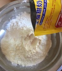 自制广式蛋黄莲蓉月饼做法图解2)