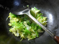香辣尖椒炒牛心菜做法图解9)