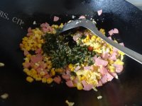 营养可口的玉米香肠雪菜炒饭做法图解5)