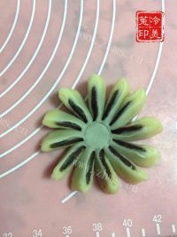自制枣泥菊花酥做法图解31)