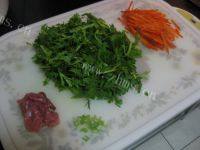 家常菜茼蒿炒肉做法图解2)