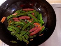 家常菜荷兰豆炒腊肠做法图解6)
