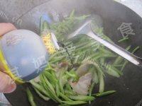 家常菜芹菜炒五花肉做法图解7)