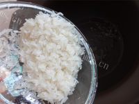 美味的皮蛋瘦肉粥做法图解2)
