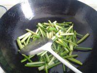 家常菜腊肠炒蒜苗做法图解2)