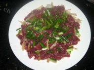 食欲满满的冲菜蒸牛肉做法图解4)